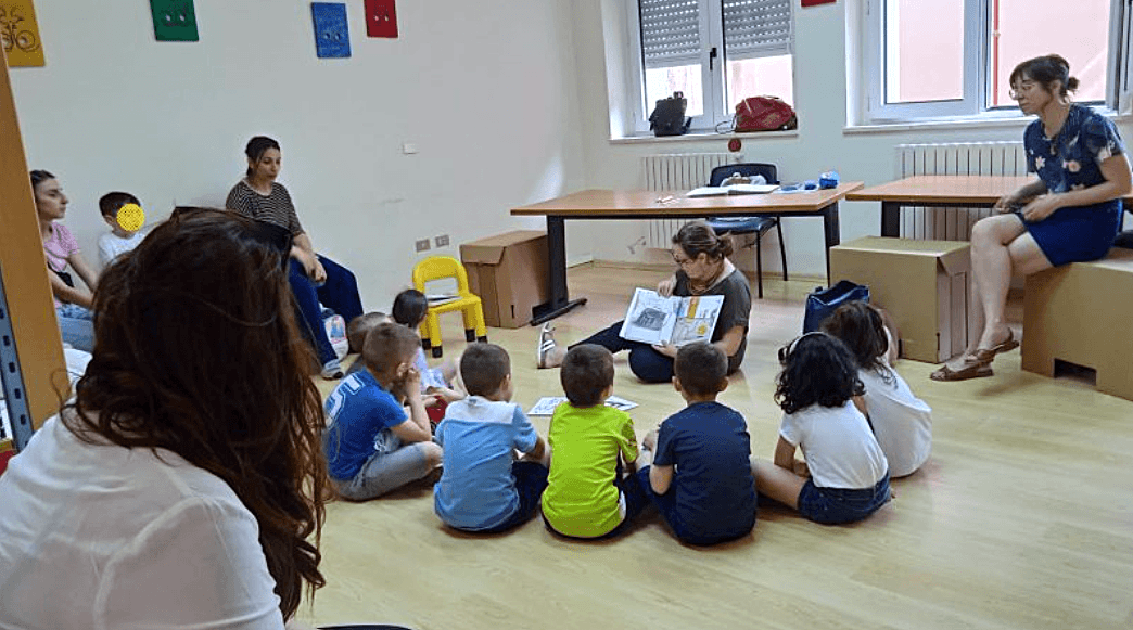 Bambini al nido durante attività di lettura